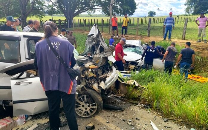 tragedia-na-ba-290:-colisao-frontal-entre-veiculos-deixa-tres-mortos-em-teixeira-de-freitas