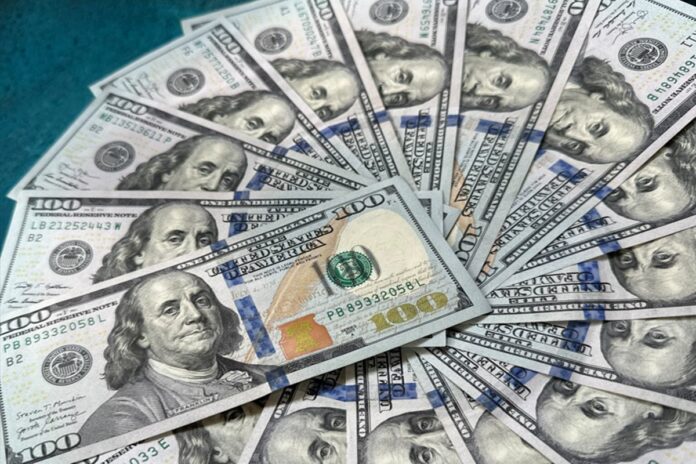 dolar-abre-estavel-com-inflacao,-discursos-do-fed-e-acordo-por-tarifas