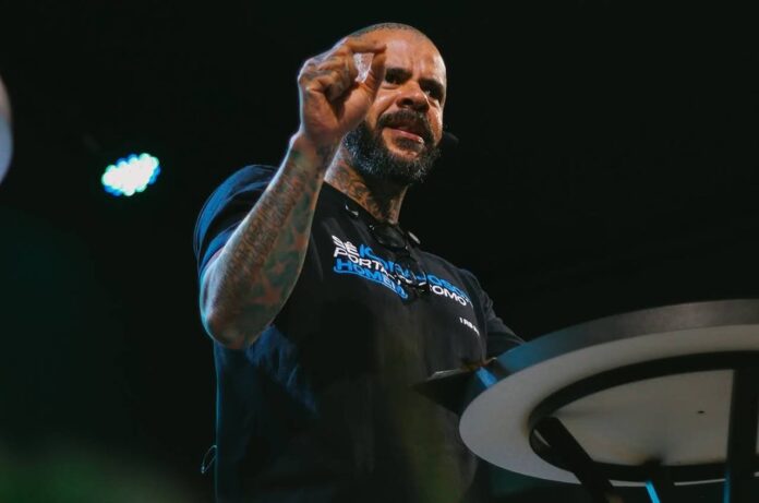 pastor-gera-polemica-ao-afirmar-que-homens-viciados-em-pornografia-gostam-de-“mandioca”