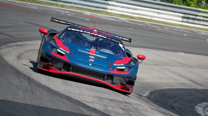 max-verstappen-testa-ferrari-gt3-disfarcado-na-alemanha