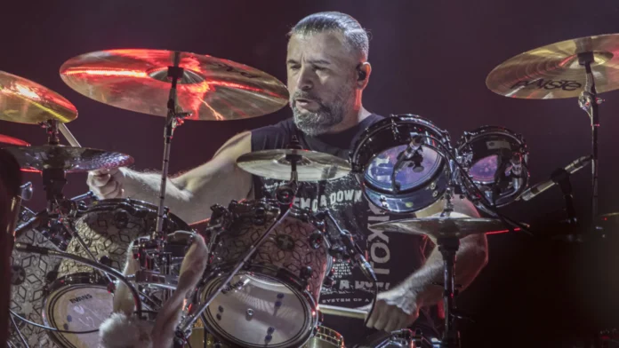 em-momento-inusitado-no-rio,-baterista-do-system-of-a-down-ajuda-idosas-a-descer-de-taxi