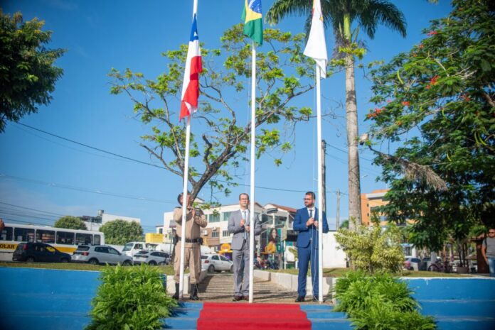 ato-civico-na-praca-da-prefeitura-comemorou-os-40-anos-de-teixeira-de-freitas