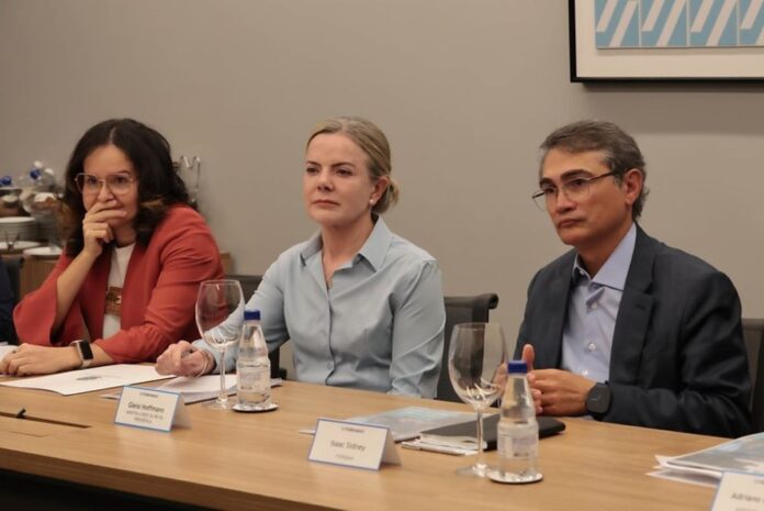 inss:-gleisi-pediu-ajuda-a-banqueiros-para-frear-impacto-de-nikolas
