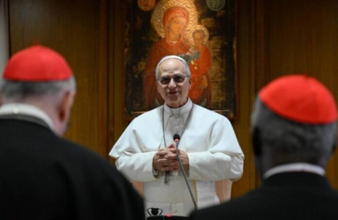 leao-xiv-aos-cardeais:-“papa-e-um-humilde-servo-de-deus-e-dos-irmaos”