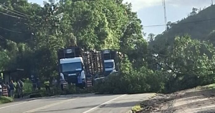 moradores-voltam-a-fechar-ba-093-em-protesto-e-culpam-bahia-norte-por-falta-de-acao