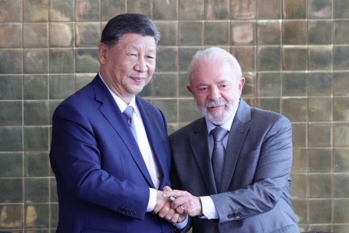 em-meio-a-guerra-tarifaria-com-os-eua,-lula-desembarca-na-china