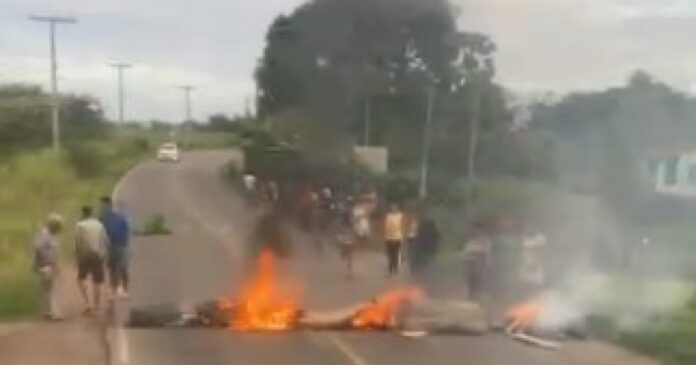 moradores-fazem-manifestacao-apos-acidente-no-interior-da-bahia