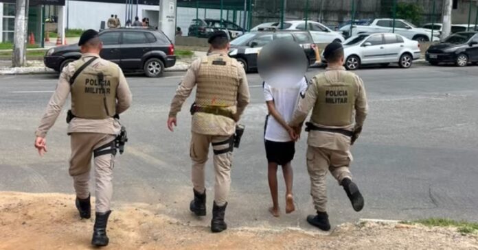 adolescente-de-17-anos-tenta-roubar-corrente-de-medico-na-barra-e-e-detido-pela-pm