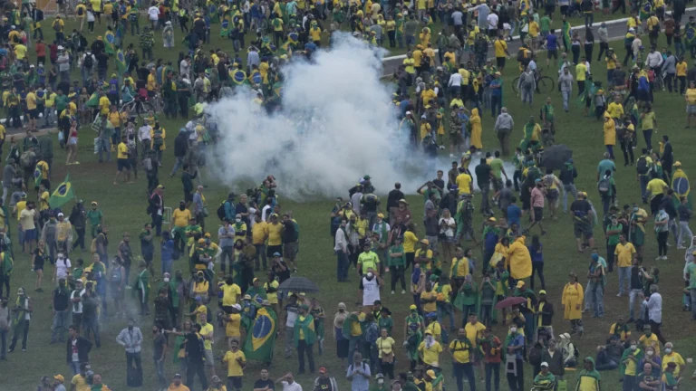 reducao-de-penas-do-8/1-sinaliza-intrincado-debate-sobre-influencia-de-multidao