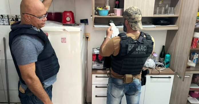 mulher-e-presa-em-operacao-contra-o-trafico-em-arraial-d’ajuda