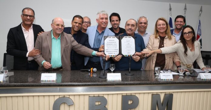 bahia-assina-memorando-para-instalacao-da-primeira-usina-de-vidro-solar-fora-da-china