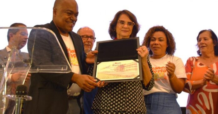 ex-ministra-de-bolsonaro,-senadora-damares-alves-e-homenageada-com-mais-alta-honraria-da-al-ba