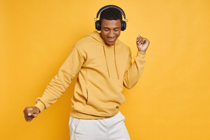 ouvir-musica-faz-o-cerebro-vibrar-em-sintonia-com-o-som,-diz-estudo