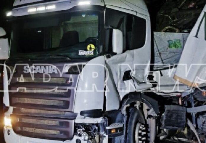 choque-entre-carreta-e-caminhao-deixa-dois-mortos-e-um-ferido-grave-na-br-101