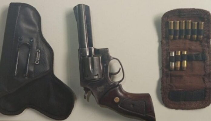 nova-vicosa:-pm-age-rapido-e-prende-homem-por-posse-irregular-de-arma-de-fogo