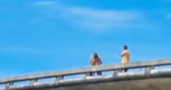 video:-casal-e-flagrado-praticando-ato-sexual-em-viaduto-movimentado-do-recife