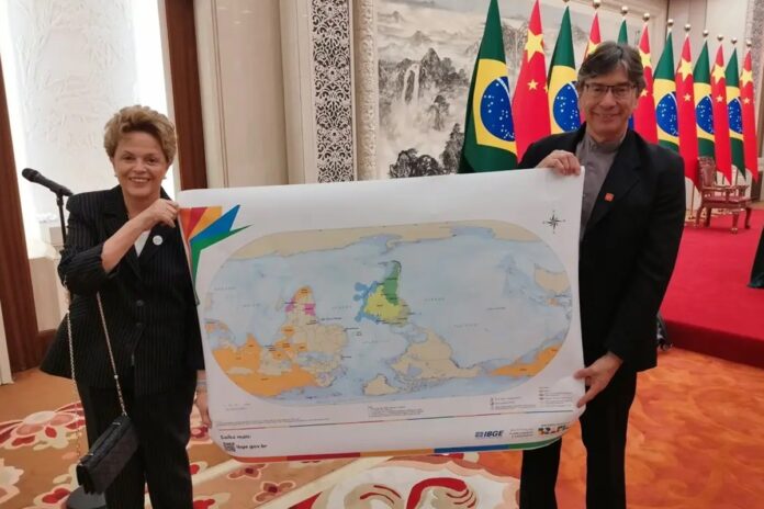 na-china,-dilma-exibe-mapa-mundi-de-ponta-cabeca-com-brasil-destacado