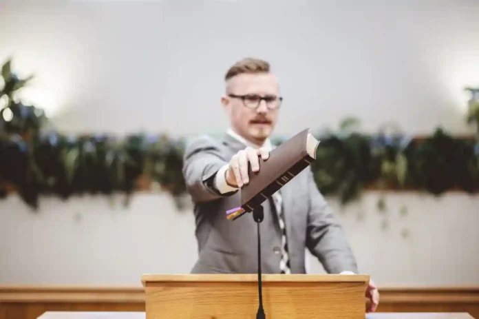 10-sinais-de-que-voce-esta-em-uma-igreja-toxica