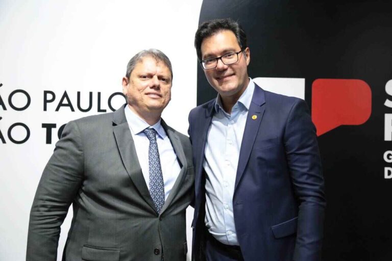 alex-de-madureira-celebra-novo-piso-salarial-de-r$-1.804-aprovado-na-assembleia