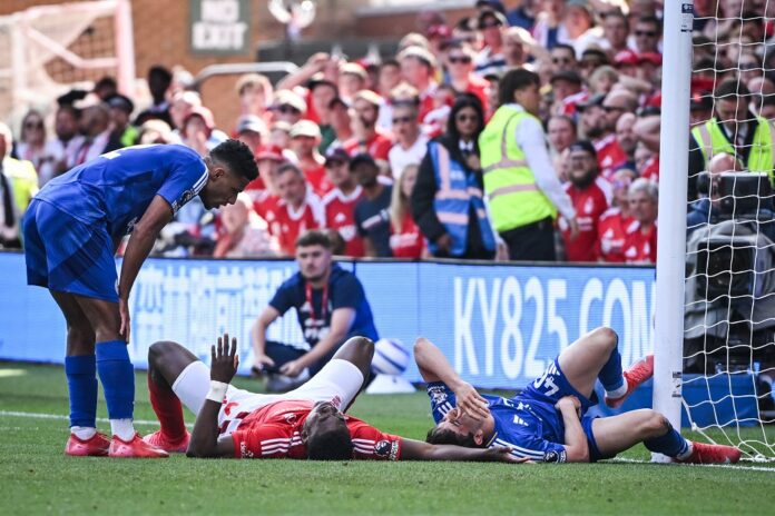 jogador-de-futebol-entra-em-coma-induzido-apos-se-chocar-com-a-trave