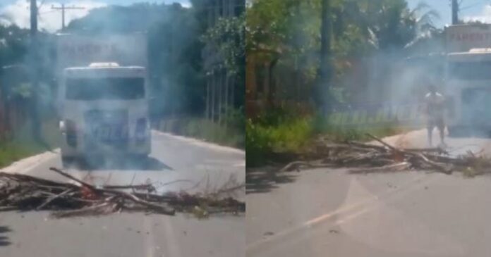 moradores-bloqueiam-via-em-mata-de-sao-joao-apos-quatro-dias-sem-energia-eletrica