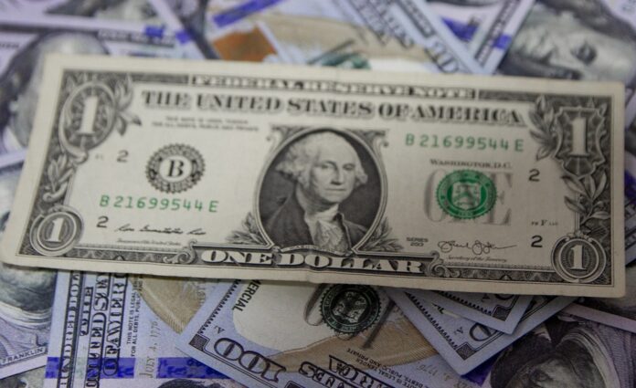 dolar-tem-alta-moderada-com-exterior-em-dia-de-ajustes-e-realizacao-de-lucros