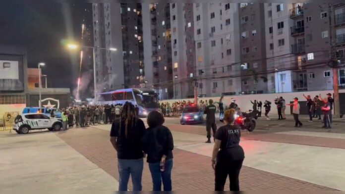 video:-torcida-do-botafogo-se-confunde-e-faz-festa-para-onibus-errado