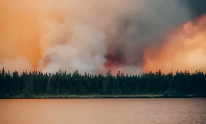 incendio-florestal-no-canada-deixa-2-mortos-e-forca-retirada-de-mil-pessoas