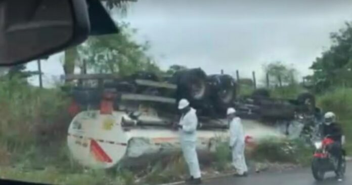 motorista-fica-ferido-apos-caminhao-tanque-com-gasolina-tombar-no-reconcavo-baiano