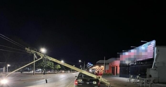 caminhao-derruba-tres-postes-em-avenida-de-luis-eduardo-magalhaes