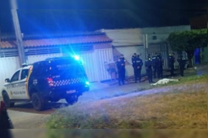 homicidio:-homem-e-esfaqueado-e-agoniza-ate-a-morte-em-rua-do-df