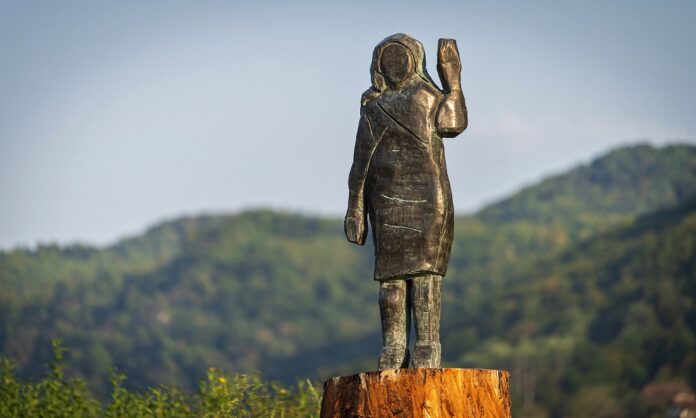 estatua-da-primeira-dama-dos-eua-desaparece-misteriosamente-na-eslovenia