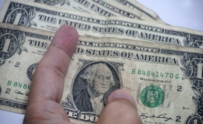 dolar-sobe-e-fecha-quinta-a-r$-5,67-com-volta-de-temores-fiscais-domesticos