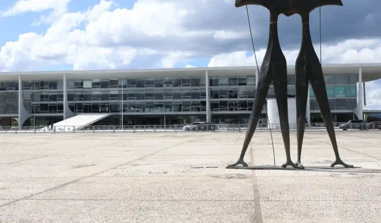 vigilhao-com-fe-na-praca-dos-tres-poderes-reune-cristaos-por-anistia-e-pacificacao-do-brasil