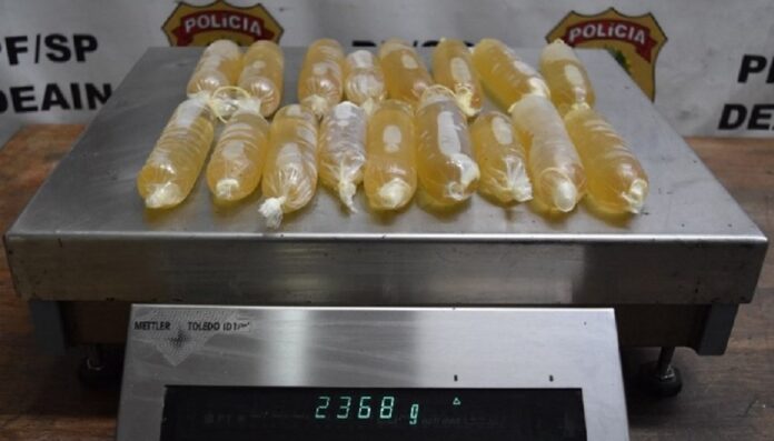 mulher-e-presa-pela-pf-com-cocaina-liquida-escondida-em-preservativos-costurados-no-sutia