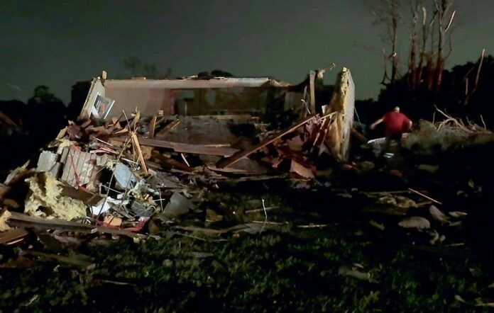 tornados-deixam-mais-de-20-mortos-em-dois-estados-do-sul-dos-eua