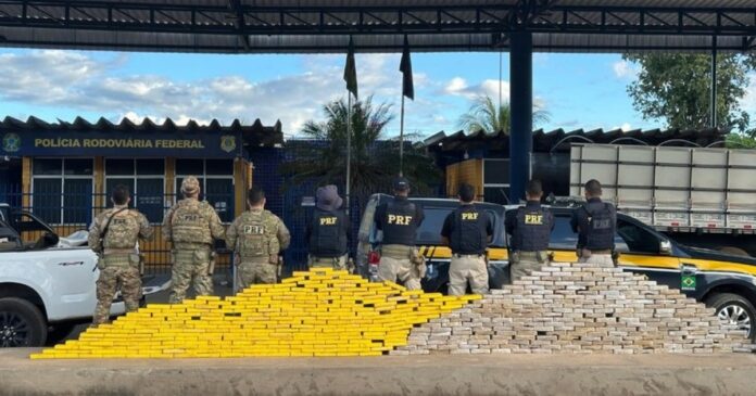 prf-apreende-quase-meia-tonelada-de-drogas-escondidas-em-caminhao-na-br-242,-em-barreiras