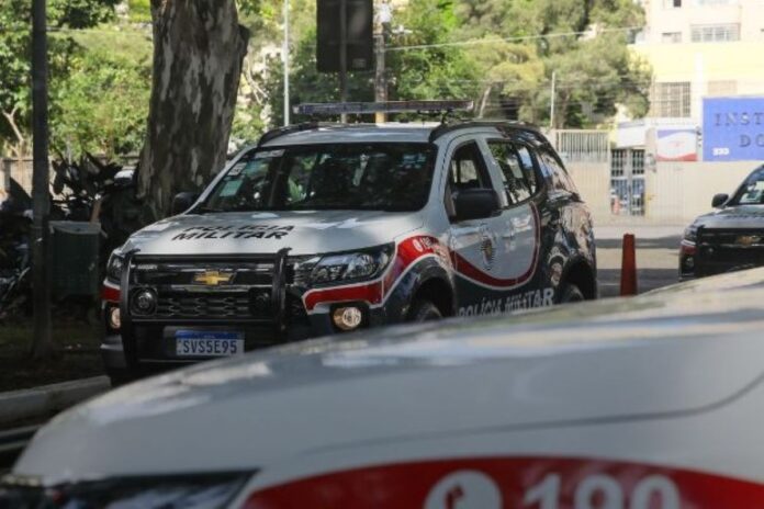 sp:-ladrao-se-joga-em-corrego-para-fugir-da-policia,-mas-acaba-preso