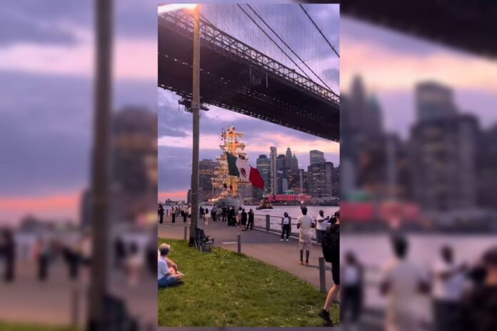 navio-do-mexico-bate-na-ponte-do-brooklin,-nos-eua.-video