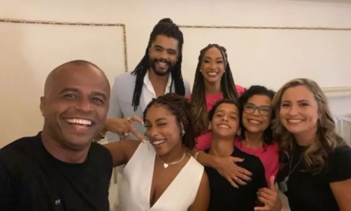 aline-patriarca-reencontra-diogo-almeida-e-posa-com-familia-do-ator