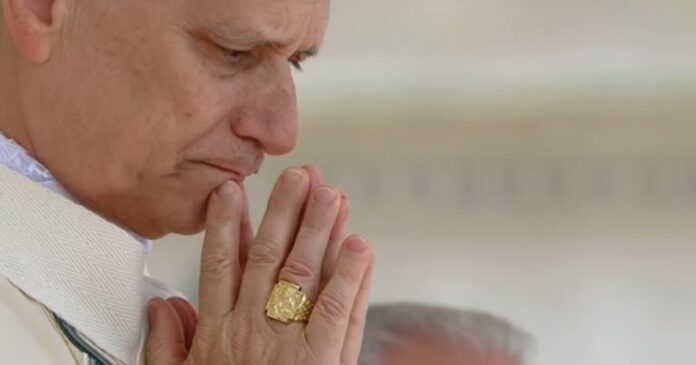 papa-leao-xiv-recebe-anel-do-pescador-e-inicia-oficialmente-seu-pontificado-no-vaticano