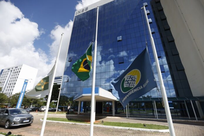 agu-pede-apreensao-de-passaporte-de-dirigentes-de-entidades-investigadas-por-fraude-no-inss