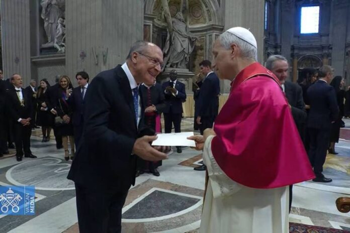 em-viagem-ao-vaticano,-alckmin-convida-leao-xiv-para-a-cop30-no-brasil