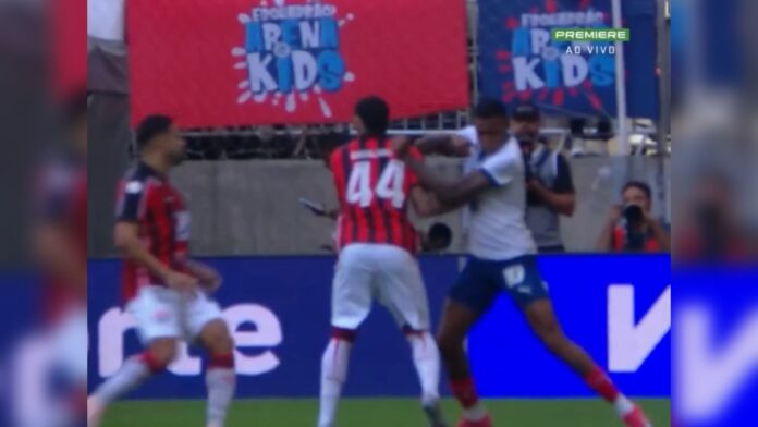 video:-jogador-do-bahia-e-expulso-apos-agredir-rival-em-classico