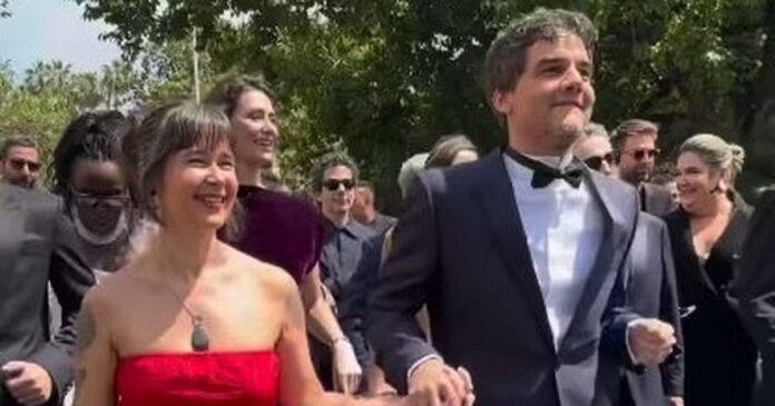 video:-wagner-moura-e-equipe-de-“o-agente-secreto”-chegam-ao-som-de-frevo-no-festival-de-cannes