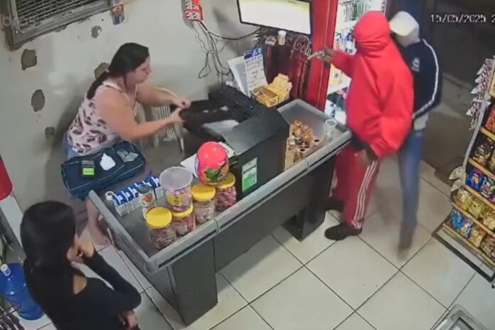 video:-dono-de-mercadinho-reage-a-assalto-e-mata-um-dos-suspeitos