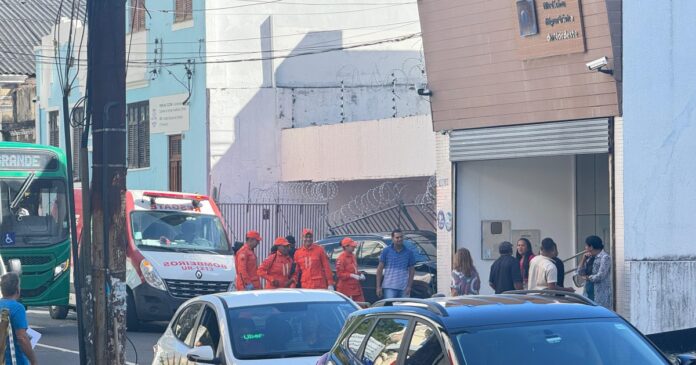 motorista-perde-controle-e-veiculo-invade-calcada-no-canela