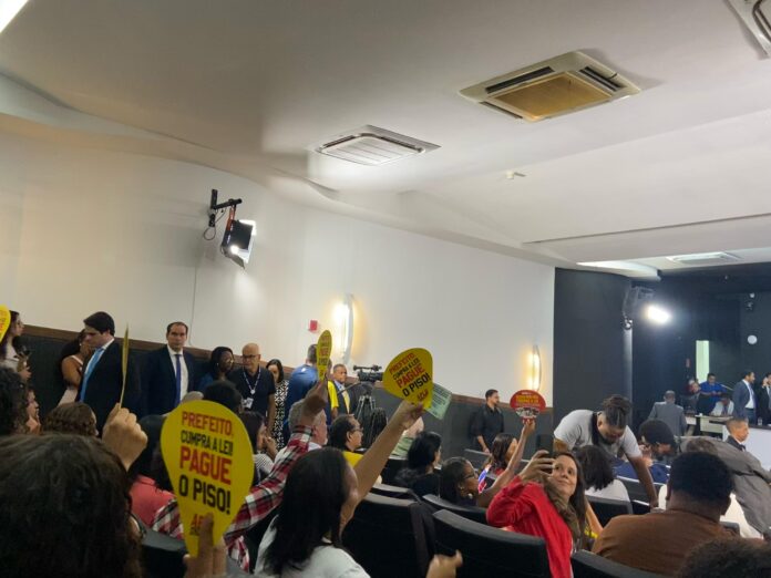 professores-protestam-contra-proposta-do-piso-durante-sessao-na-cms