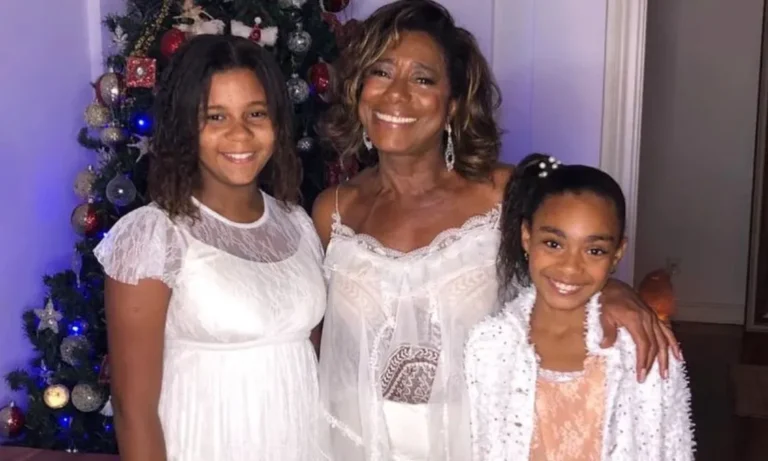 filhas-de-gloria-maria-espalham-cinzas-da-jornalista-em-praia;-video