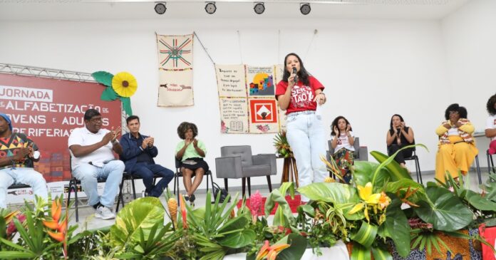 sec-debate-estrategias-para-promover-a-alfabetizacao-de-jovens-e-adultos-nas-periferias-urbanas